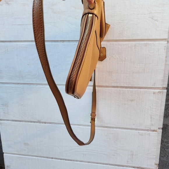 Tory BurchWomen's Brown Robinson Pebbled Fold-Over Messenger - Picture 11 of 14